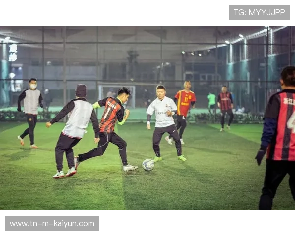 夜场足球赛事吸引年轻观众群体，夜场踢球